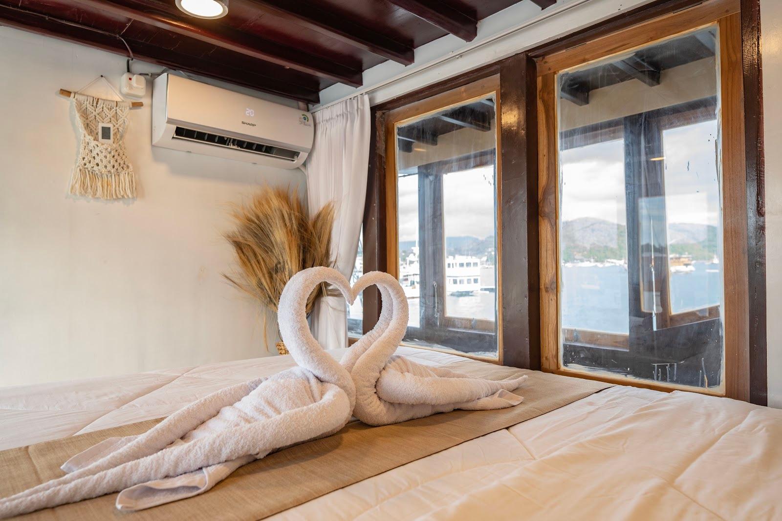 Alfathran — 5. Deluxe Full Ocean View - upper deck (queen Bed + Extra Single Bed 2-3pax) (image 4)