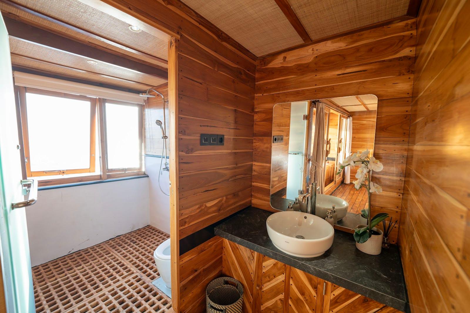 Lamborajo 3 — Cabin 6 (Master Ocean - Queen bed + Extra Single Bed + private bathroom and jacuzzi) (image 7)