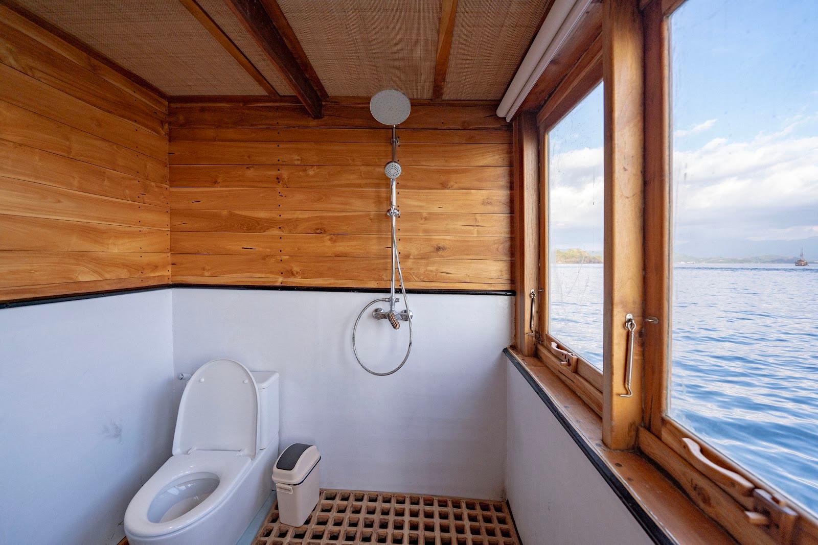 Lamborajo 3 — Cabin 5 (Master Ocean - Queen bed + Extra Single Bed + private bathroom and jacuzzi) (image 20)