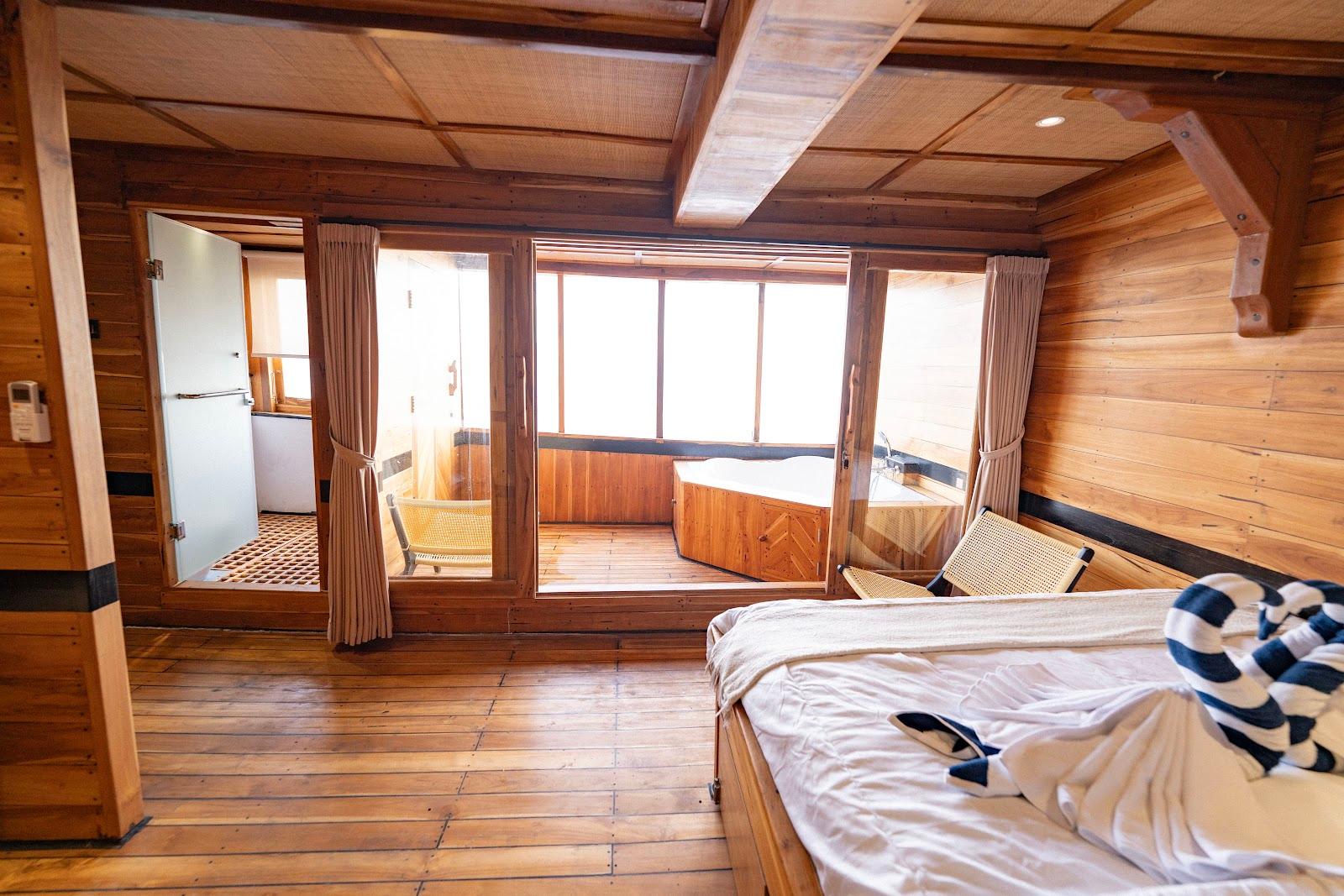 Lamborajo 3 — Cabin 5 (Master Ocean - Queen bed + Extra Single Bed + private bathroom and jacuzzi) (image 21)