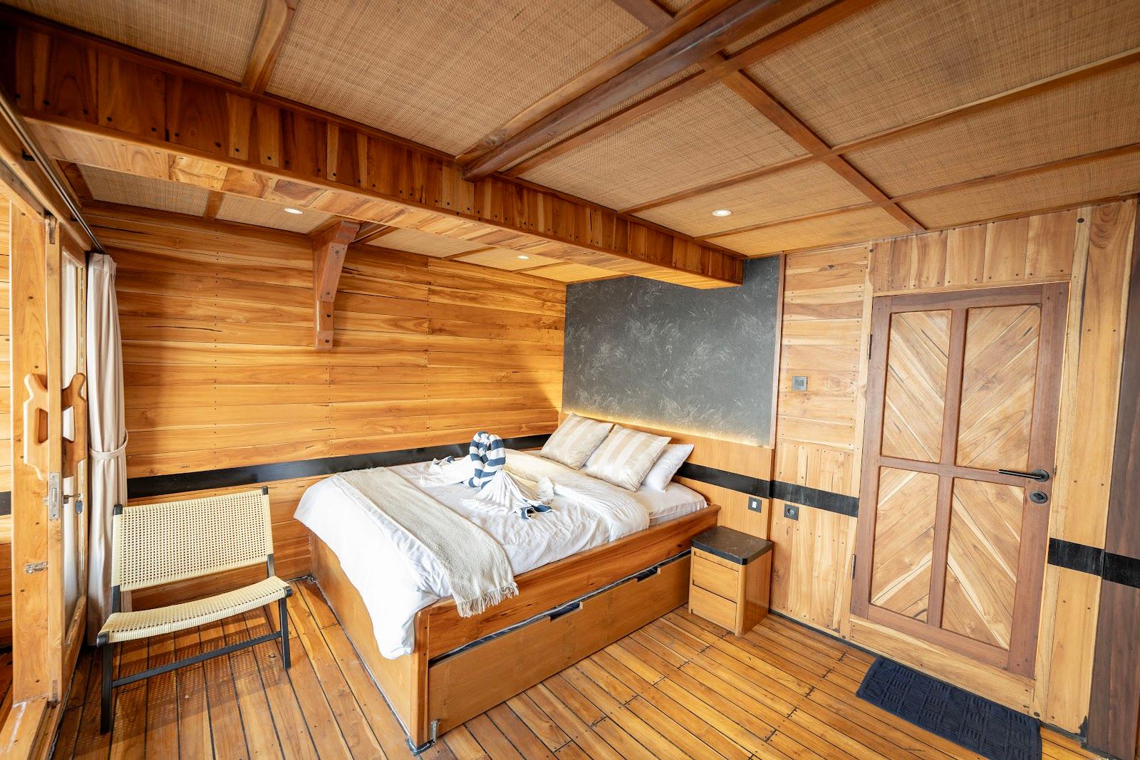 Lamborajo 3 — Cabin 5 (Master Ocean - Queen bed + Extra Single Bed + private bathroom and jacuzzi) (image 14)