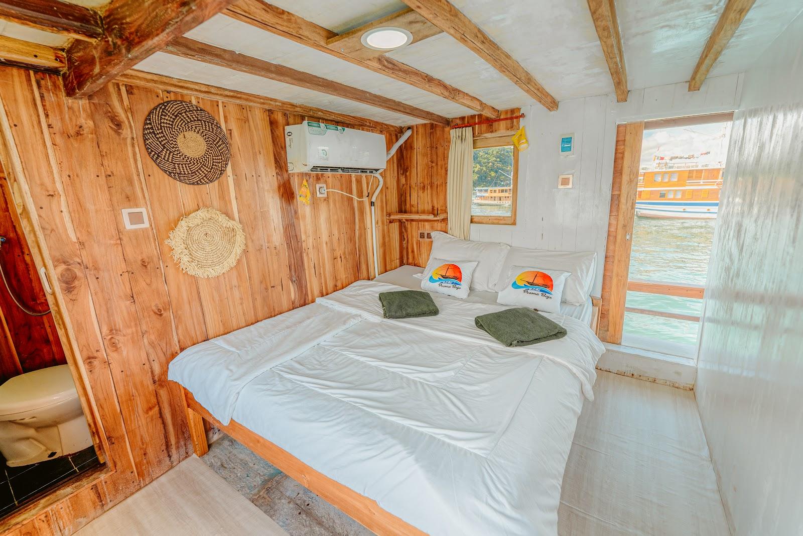 Pesona Bajo — 1. Master Ocean - Queen Bed + Private Bathroom (image 20)