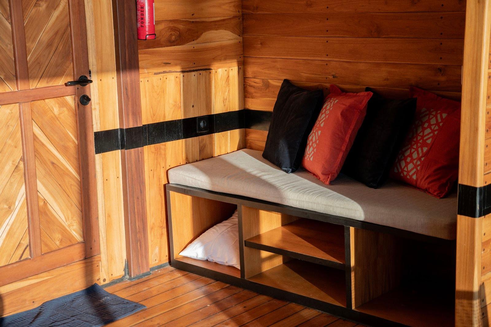 Lamborajo 3 — Cabin 5 (Master Ocean - Queen bed + Extra Single Bed + private bathroom and jacuzzi) (image 12)