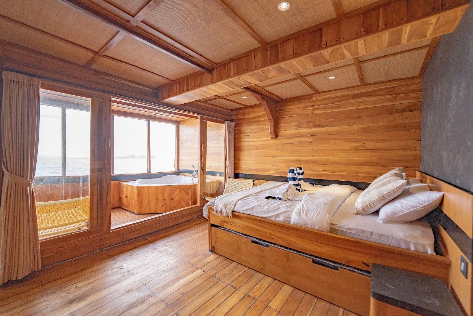 Lamborajo 3 — Cabin 5 (Master Ocean - Queen bed + Extra Single Bed + private bathroom and jacuzzi) (image 22)