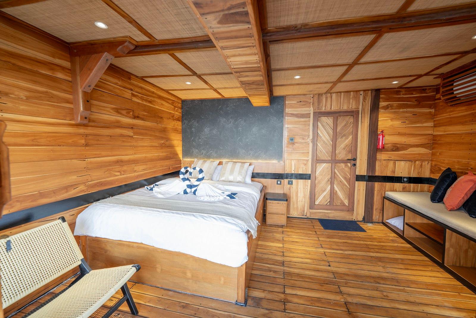 Lamborajo 3 — Cabin 5 (Master Ocean - Queen bed + Extra Single Bed + private bathroom and jacuzzi) (image 13)