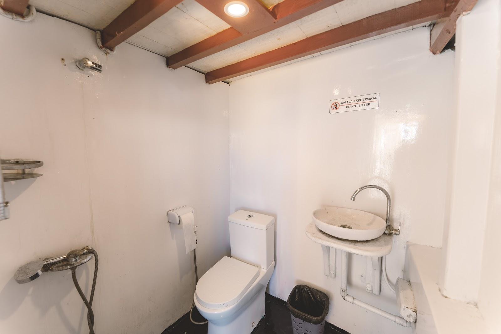 Lamborajo 1 — share bathroom (1) (image 1)