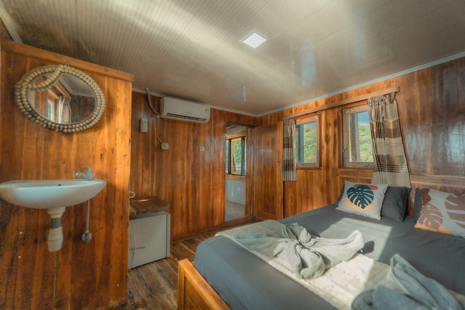 Almadira — CABIN 6- Master Ocean (QueenBed + Extra Queen Bed + Private bathroom) (image 8)