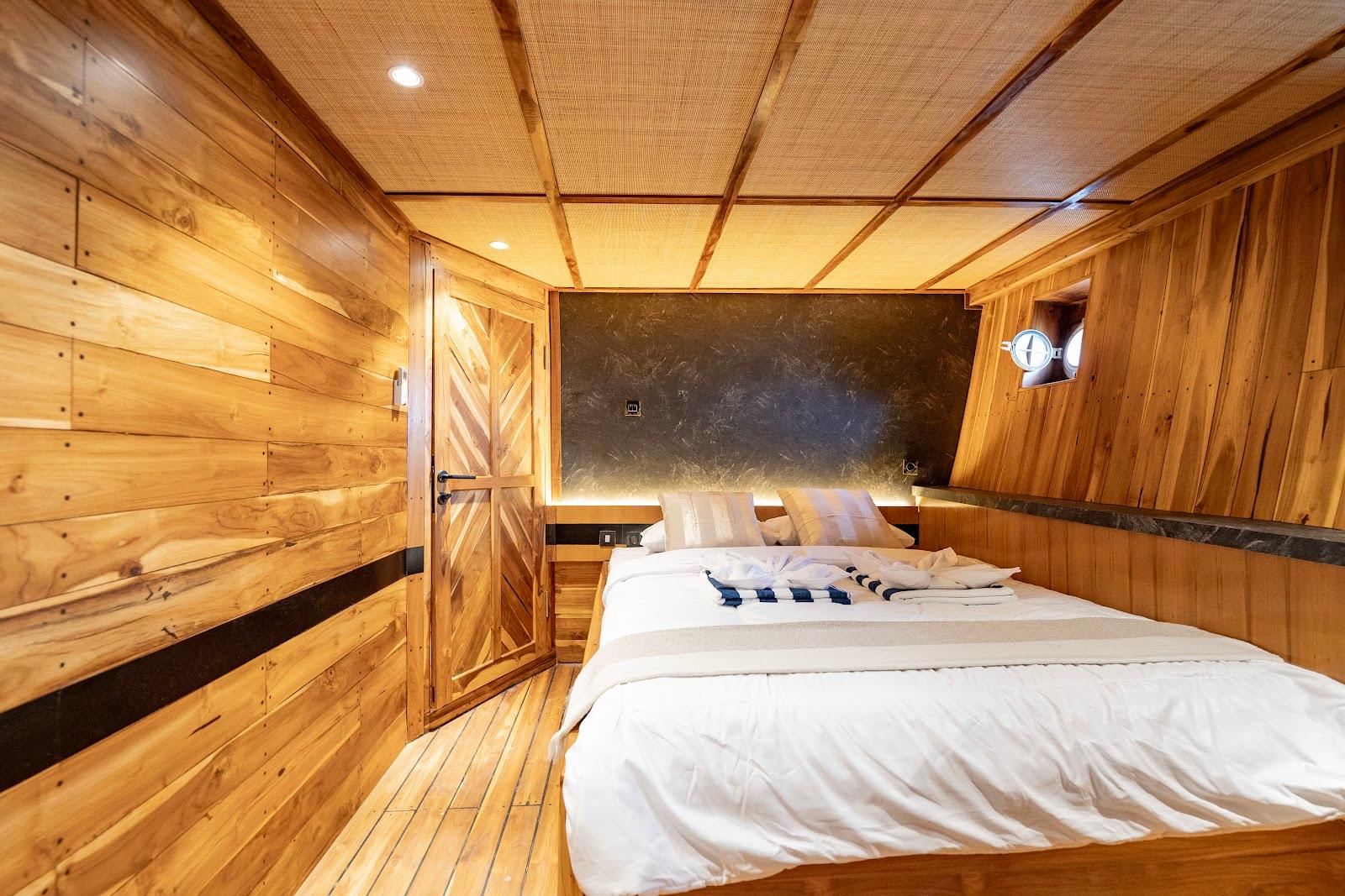 Lamborajo 3 — Cabin 3 (superior cabin - queen bed + private bathroom) (image 3)