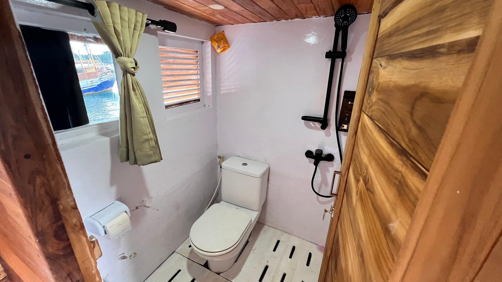 Flores Utama — Master Ocean 2 (Queen Bed + extra bed) (image 6)