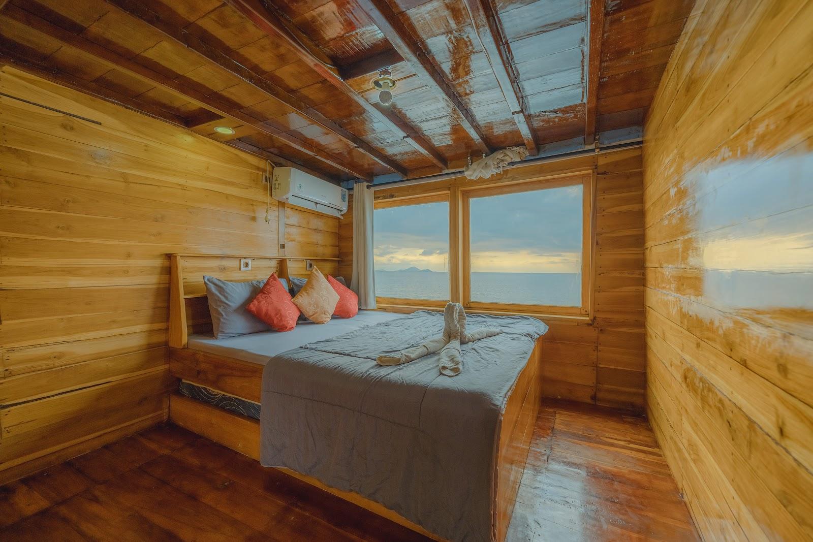 Balaraja — 6-Master Ocean(2) - Queen Bed + Extra Bed, private bathroom (image 4)