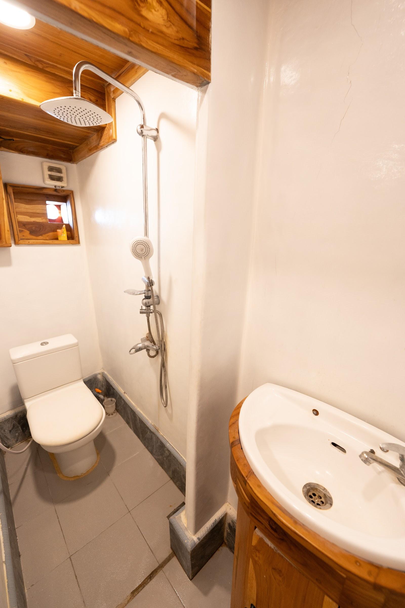Alfathran 3 — Cabin 7-10 : Gili Room (Queen Bed + Private Bathroom) (image 2)