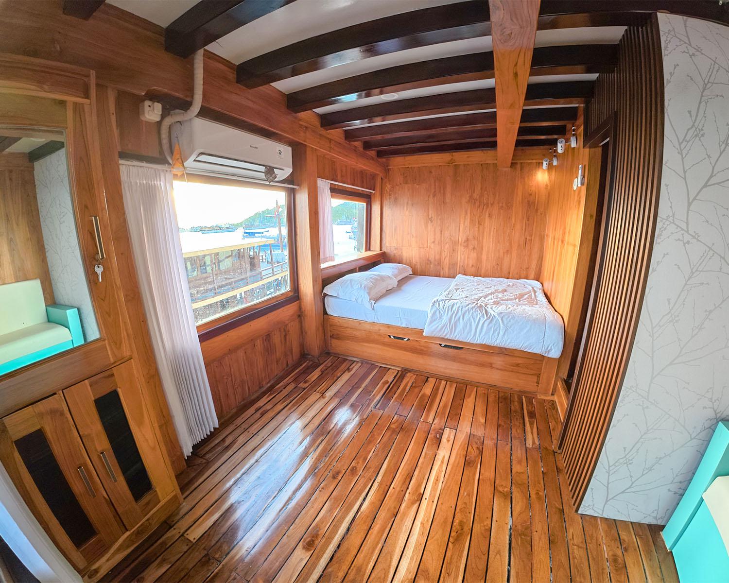 Alfathran 3 — Cabin 1-2 : Senggigi Room (Queen Bed + 3x Extra Bed, Private Bathroom, Balcony) (image 4)