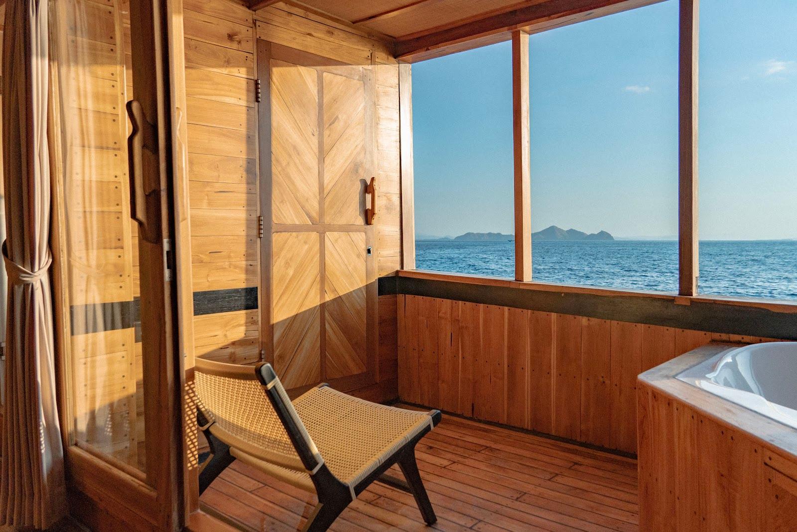 Lamborajo 3 — Cabin 5 (Master Ocean - Queen bed + Extra Single Bed + private bathroom and jacuzzi) (image 3)