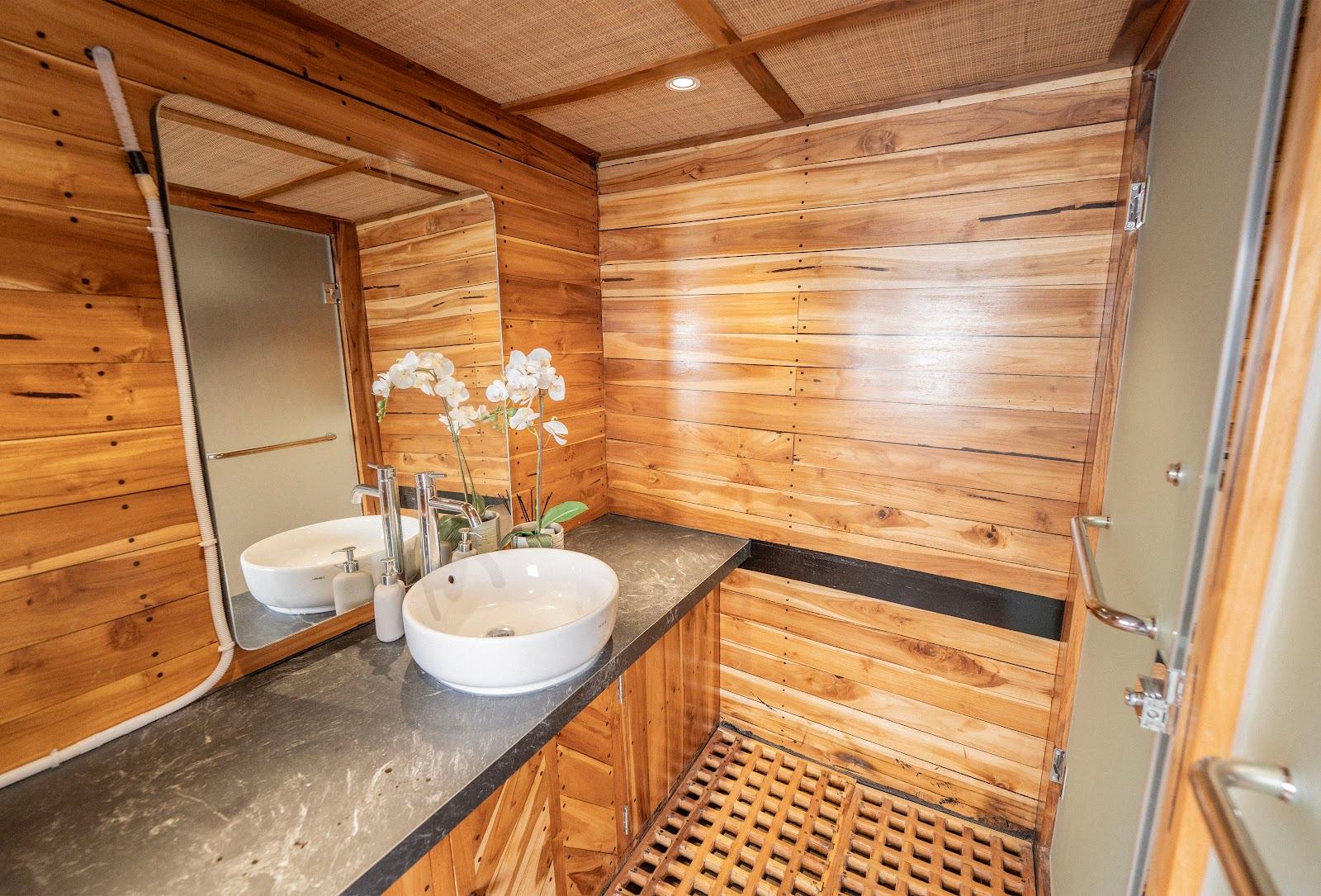 Lamborajo 3 — Cabin 7 (Royal Master - Queen bed + Extra 2x Single Bed + private bathroom and jacuzzi) (image 3)