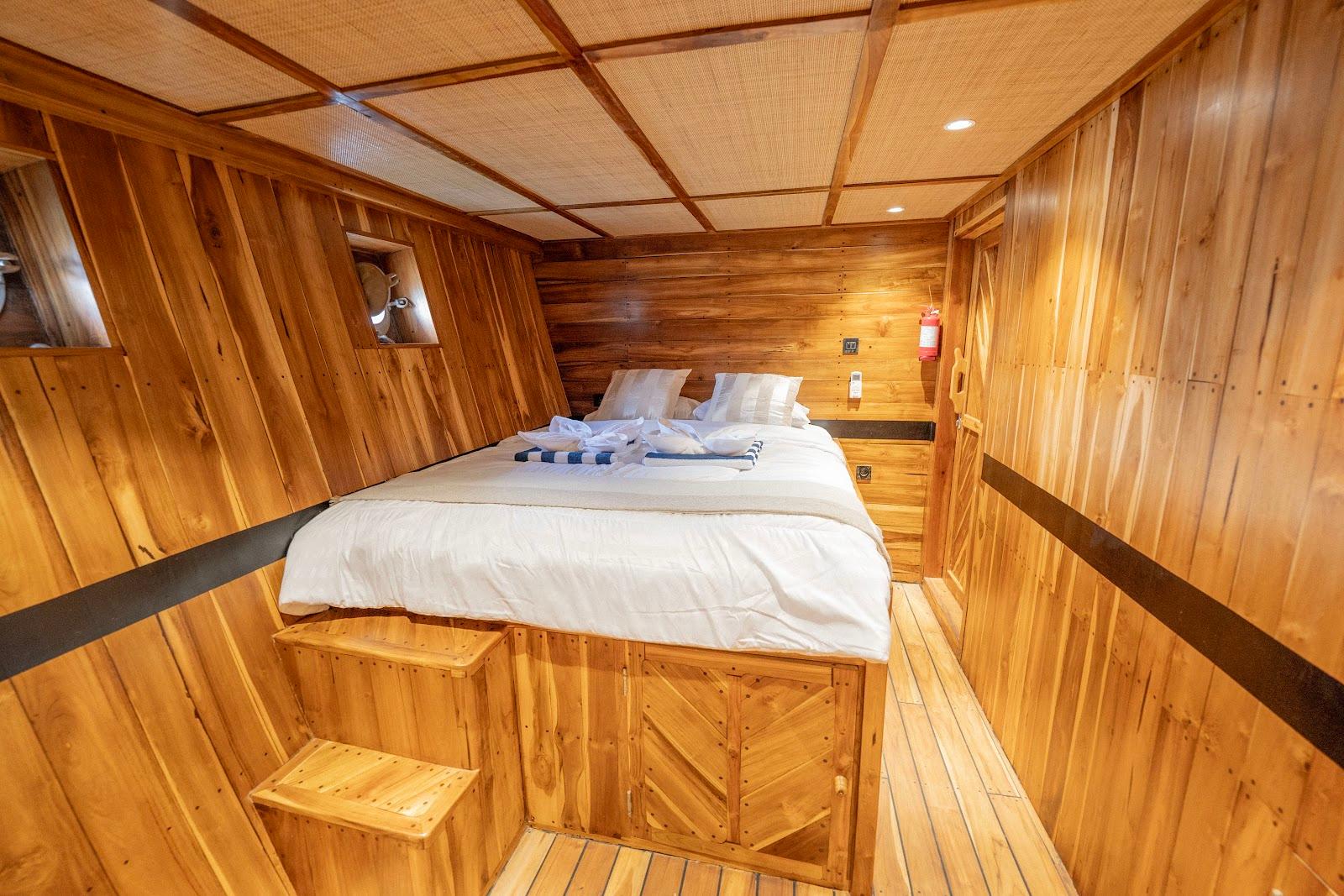 Lamborajo 3 — Cabin 4 (superior cabin - queen bed + private bathroom) (image 5)