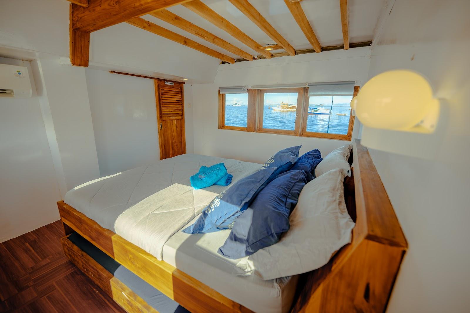 Lamborajo 1 — 6-Master Ocean (2) - Queenbed + 2x Extra Bed , Private bathroom (image 3)