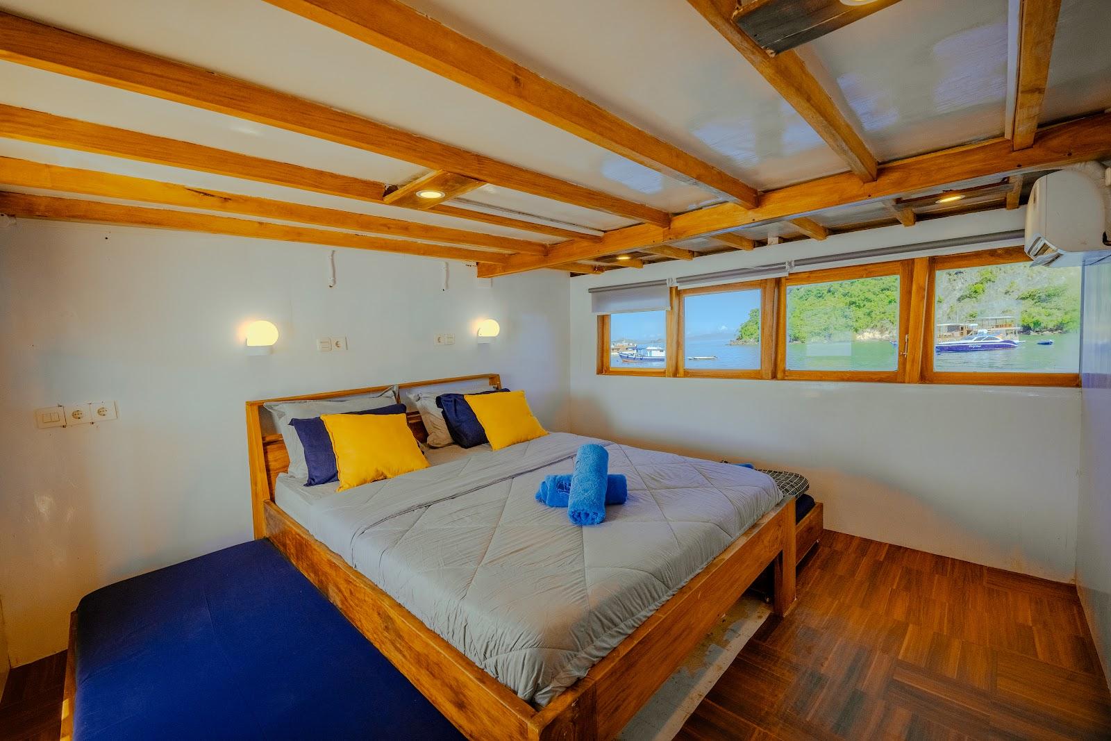 Lamborajo 1 — 5-Master Ocean (1) - Queenbed + 2x Extra Bed , Private bathroom (image 9)
