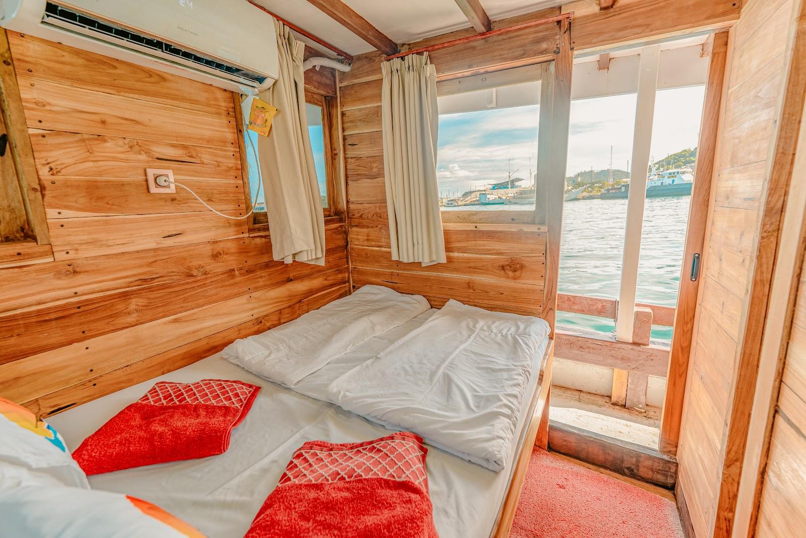 Pesona Bajo — 2-3. Deluxe Double - Queen Bed + Private Bathroom (image 10)