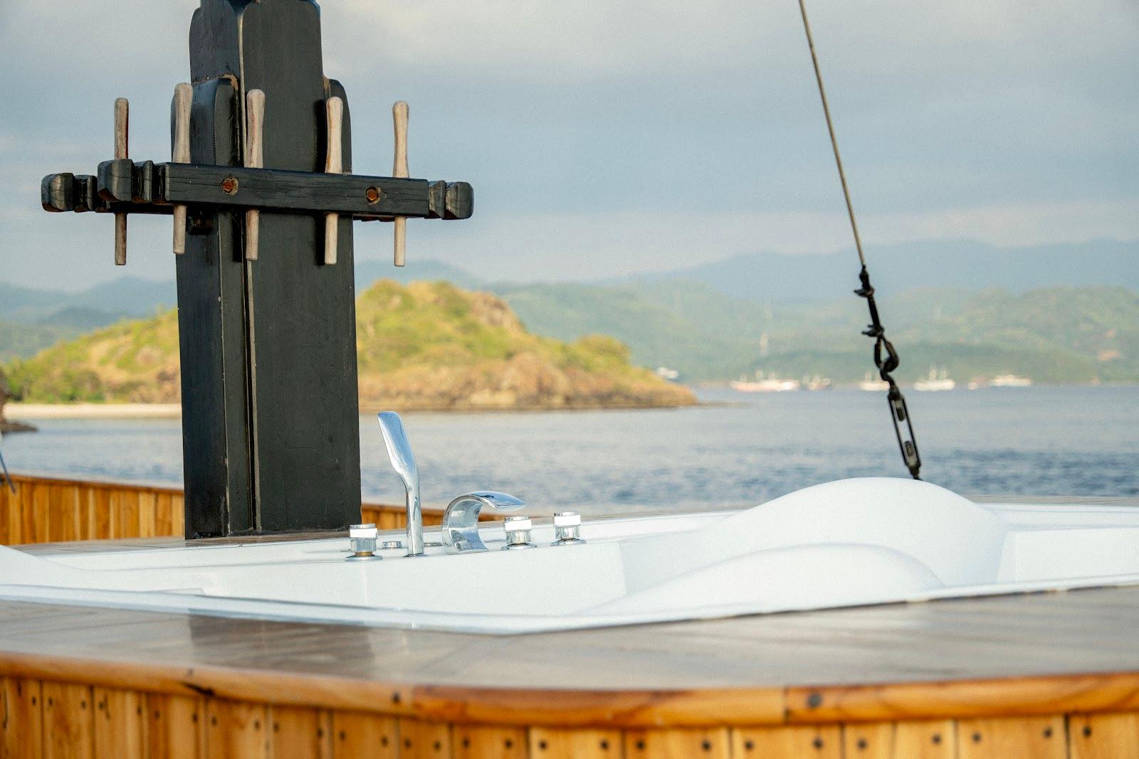 Lamborajo 3 — Jacuzzi and Sundeck - Upper Deck (image 3)