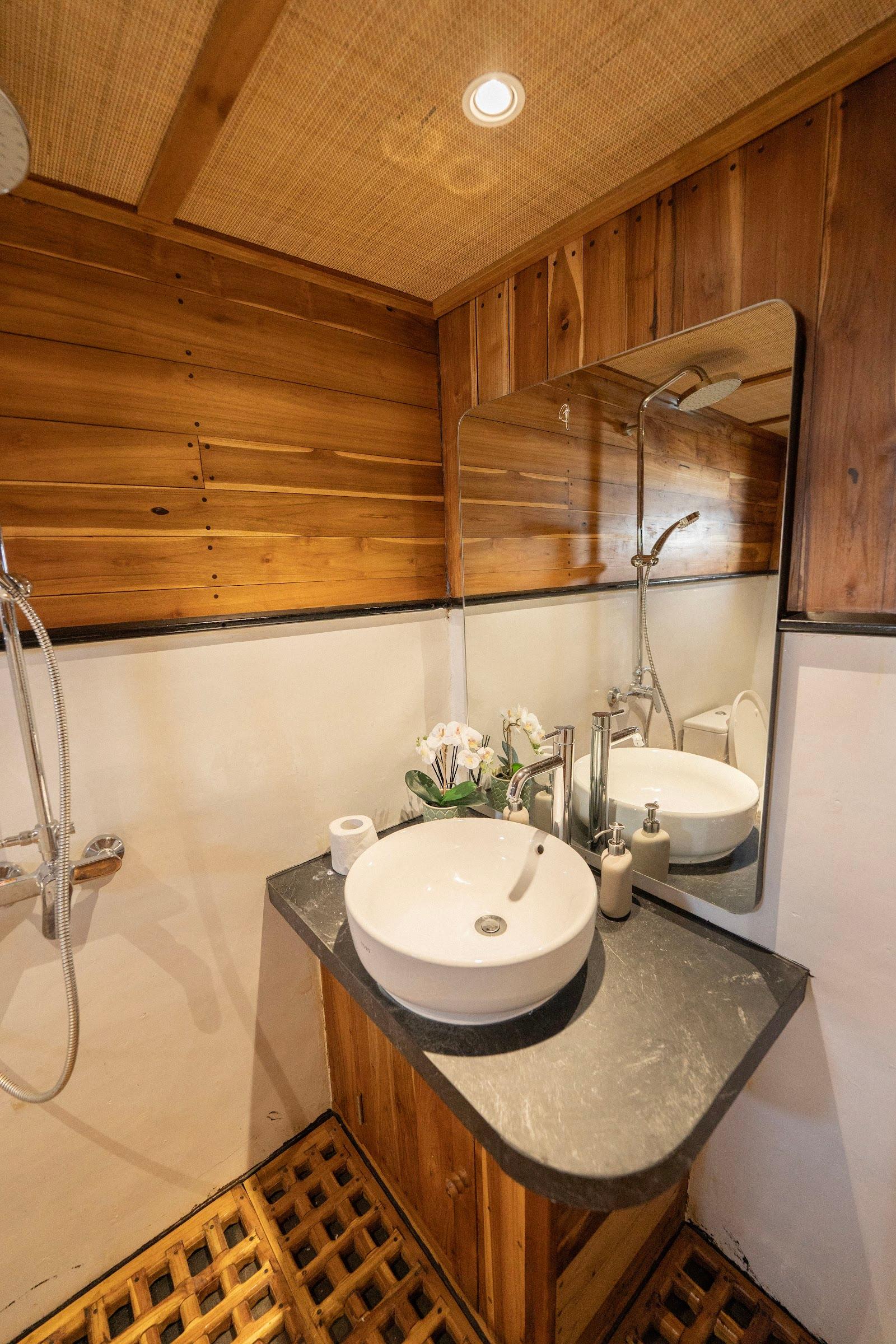 Lamborajo 3 — Cabin 4 (superior cabin - queen bed + private bathroom) (image 1)
