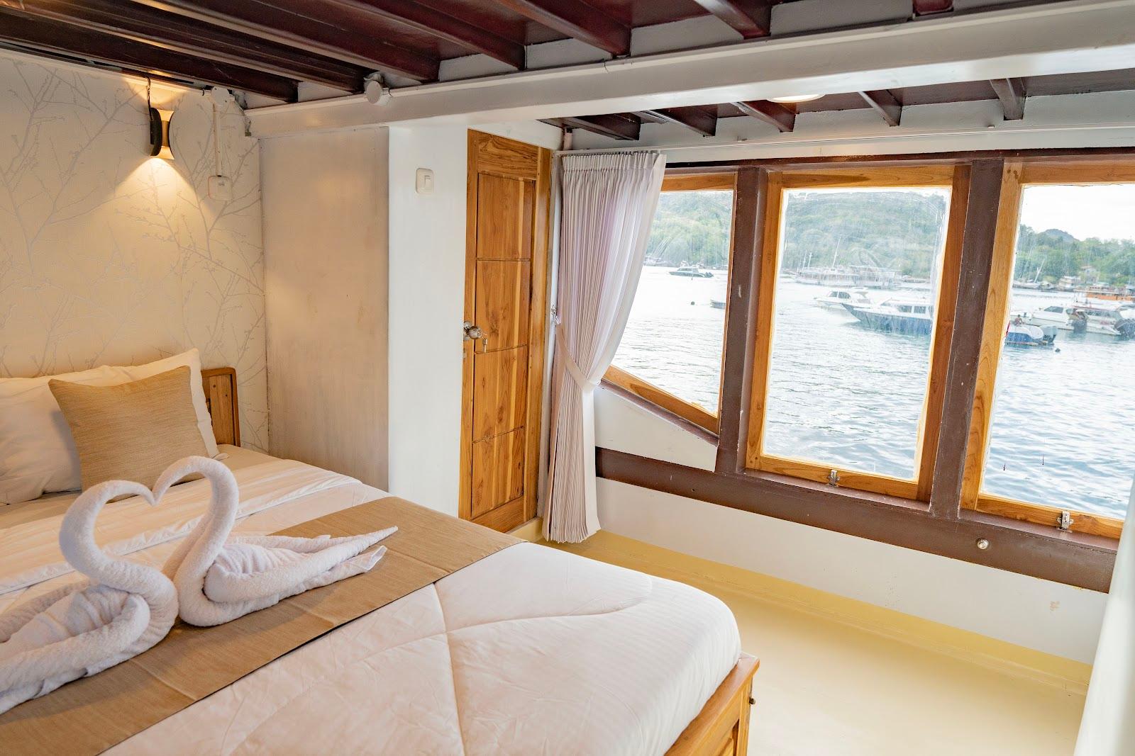 Alfathran — 6. Master Ocean View - upper deck(queen bed + Extra Single Bed 2-3 pax) (image 6)