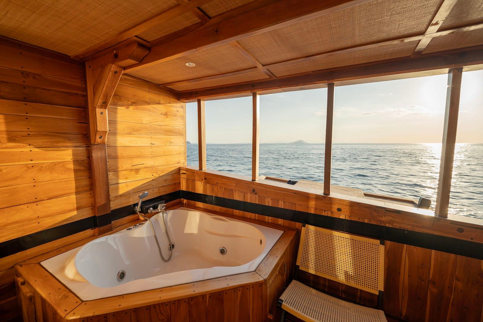 Lamborajo 3 — Cabin 6 (Master Ocean - Queen bed + Extra Single Bed + private bathroom and jacuzzi) (image 5)