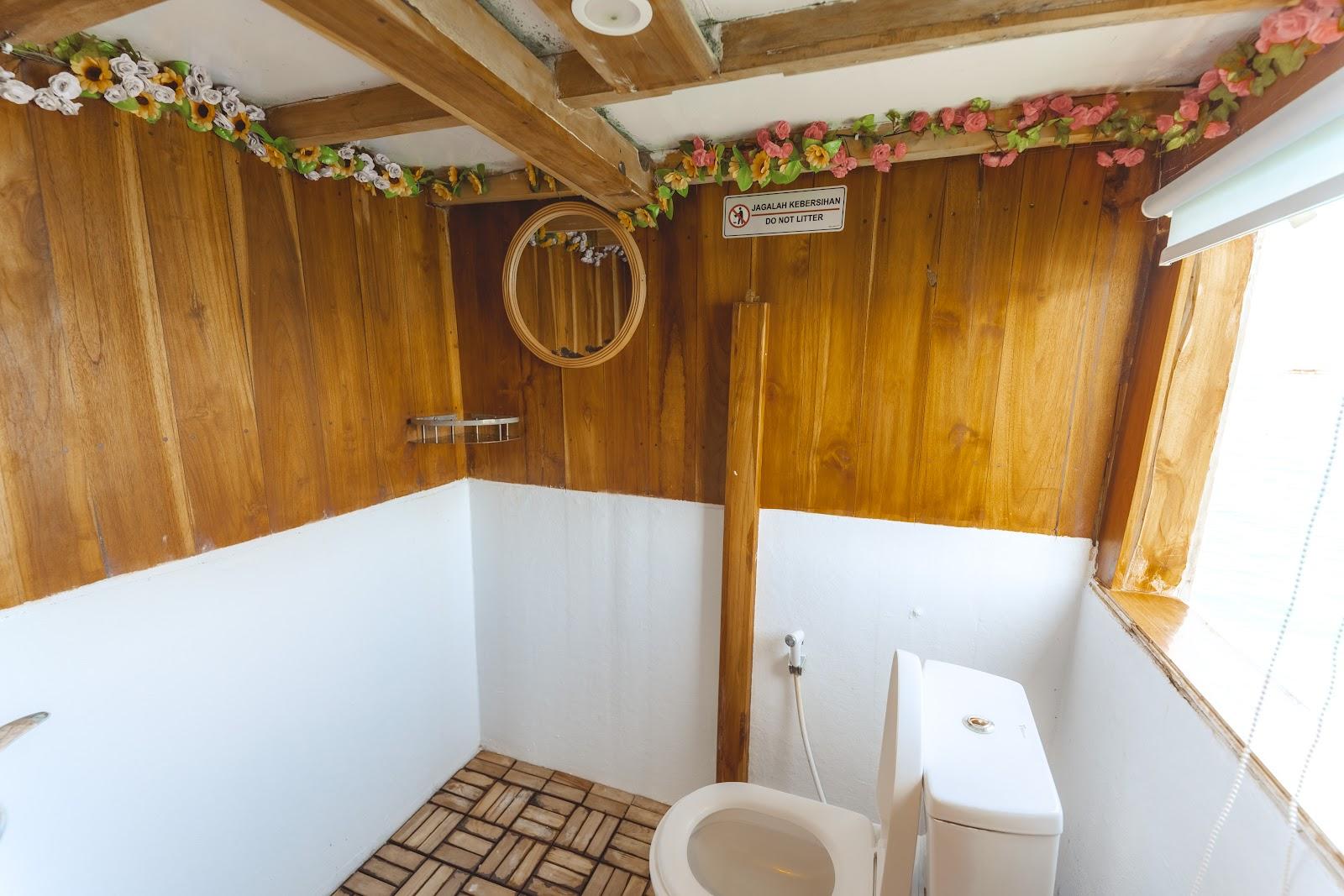 Lamborajo 1 — 6-Master Ocean (2) - Queenbed + 2x Extra Bed , Private bathroom (image 1)