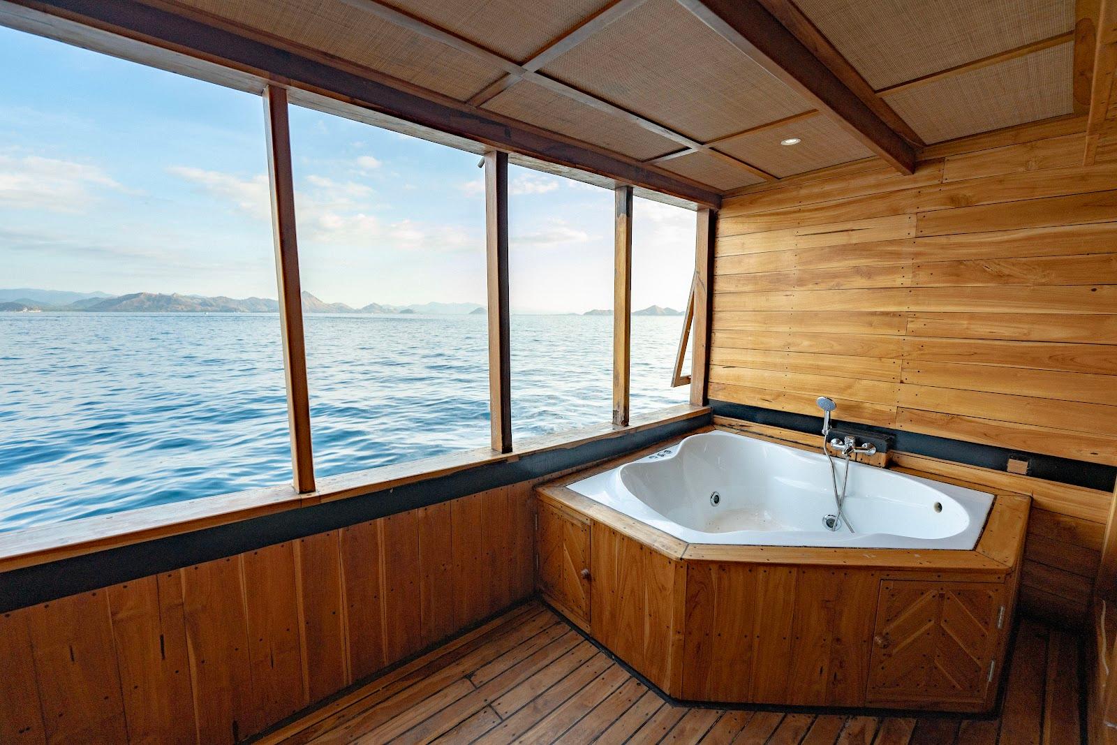 Lamborajo 3 — Cabin 5 (Master Ocean - Queen bed + Extra Single Bed + private bathroom and jacuzzi) (image 19)