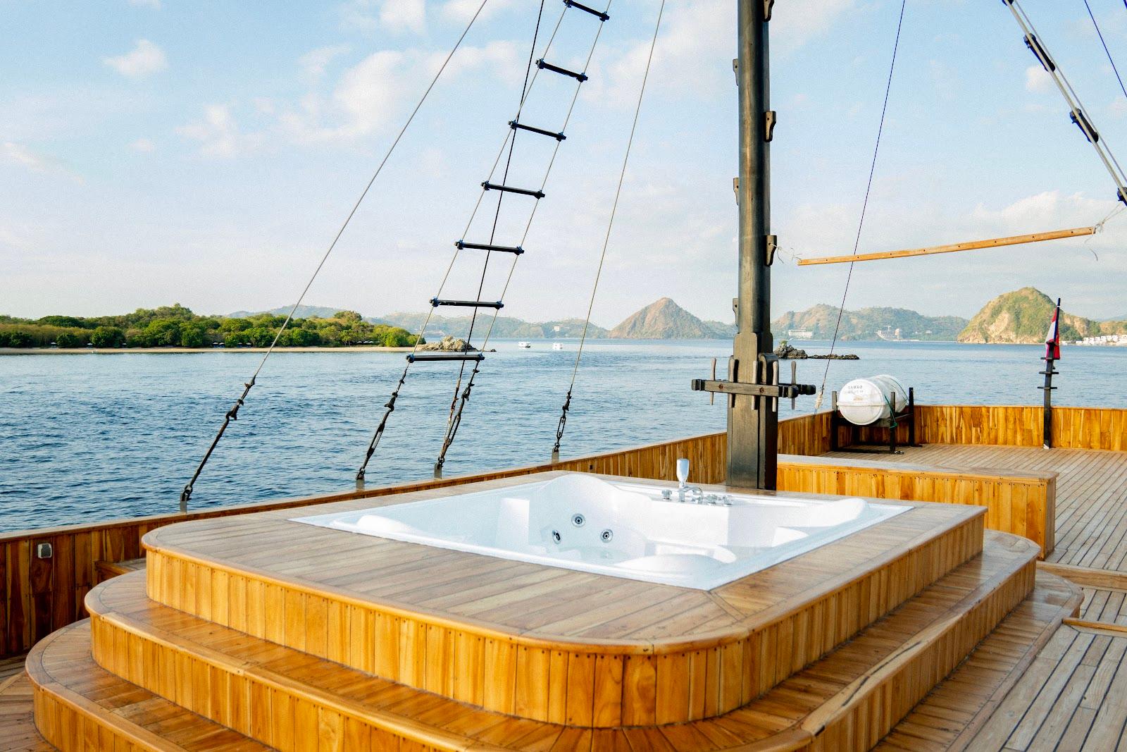 Lamborajo 3 — Jacuzzi and Sundeck - Upper Deck (image 5)
