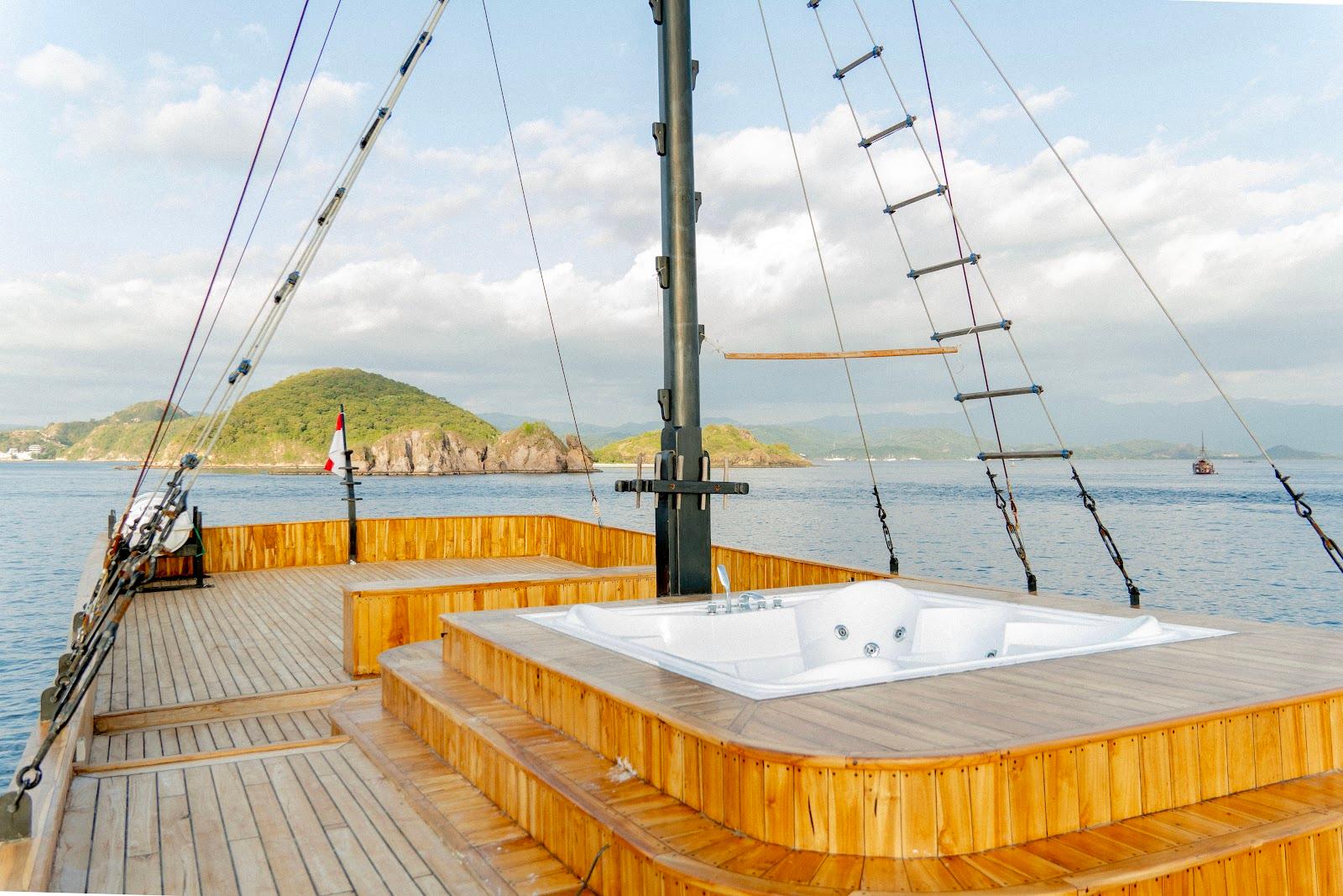 Lamborajo 3 — Jacuzzi and Sundeck - Upper Deck (image 4)