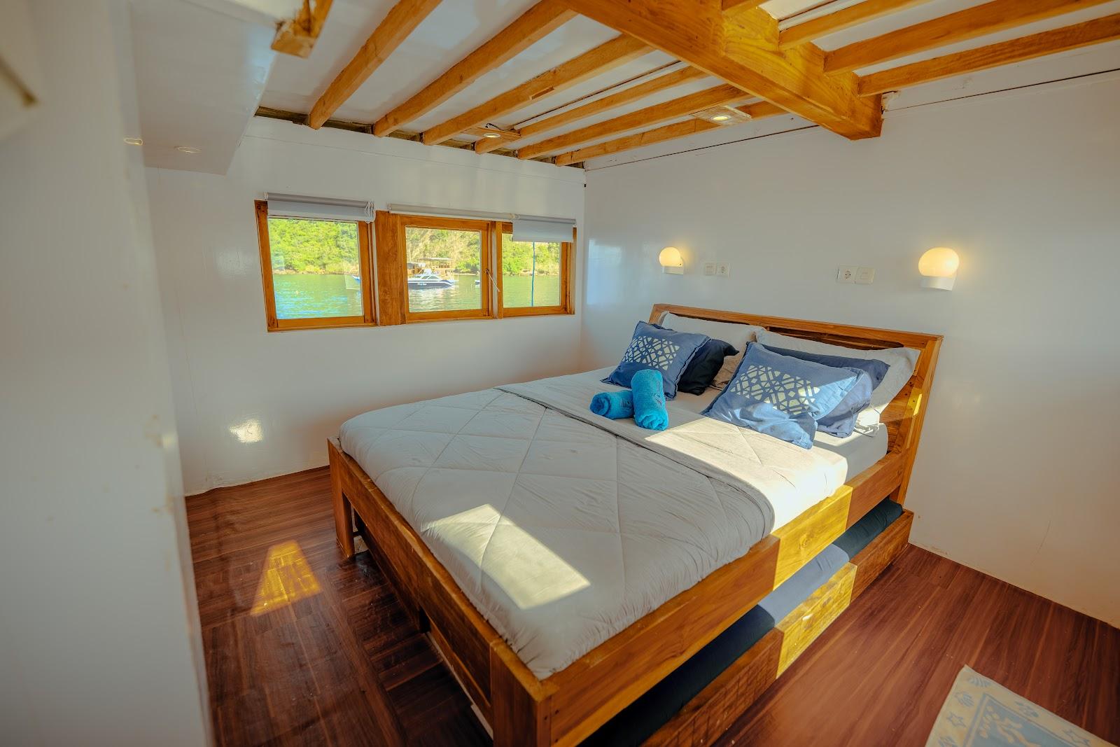 Lamborajo 1 — 6-Master Ocean (2) - Queenbed + 2x Extra Bed , Private bathroom (image 2)