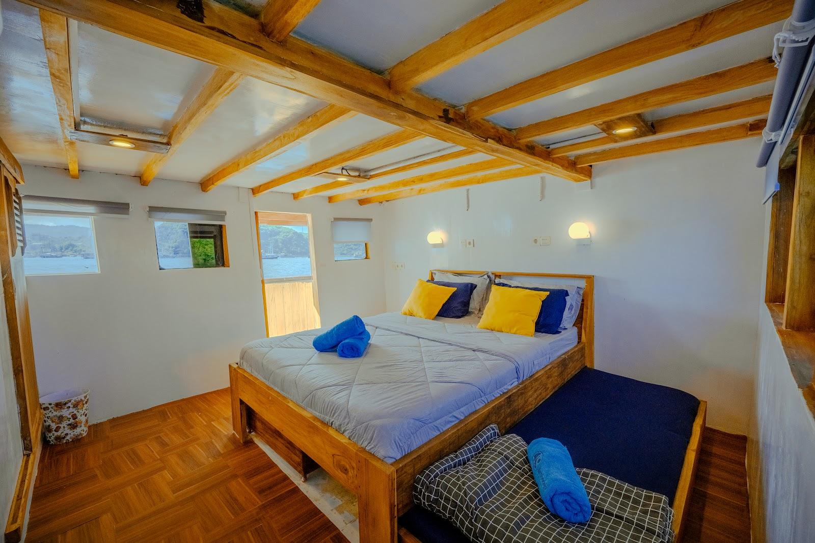 Lamborajo 1 — 5-Master Ocean (1) - Queenbed + 2x Extra Bed , Private bathroom (image 6)