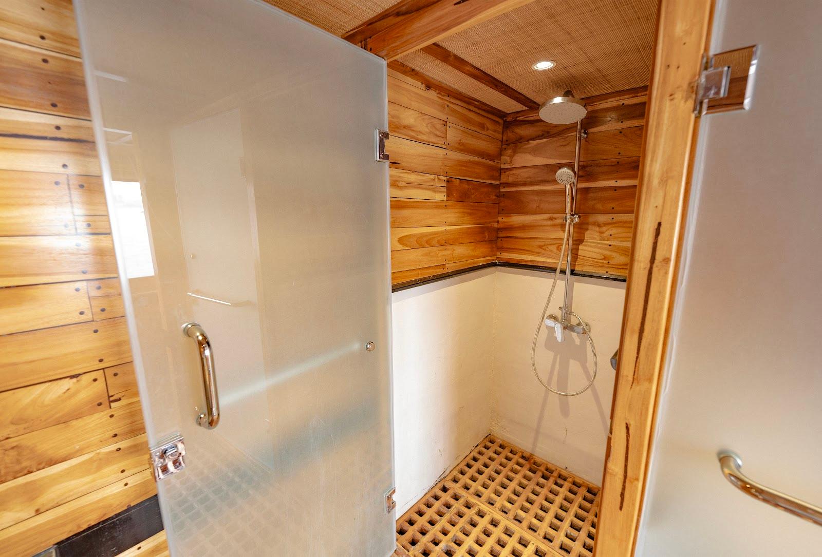 Lamborajo 3 — Cabin 7 (Royal Master - Queen bed + Extra 2x Single Bed + private bathroom and jacuzzi) (image 2)