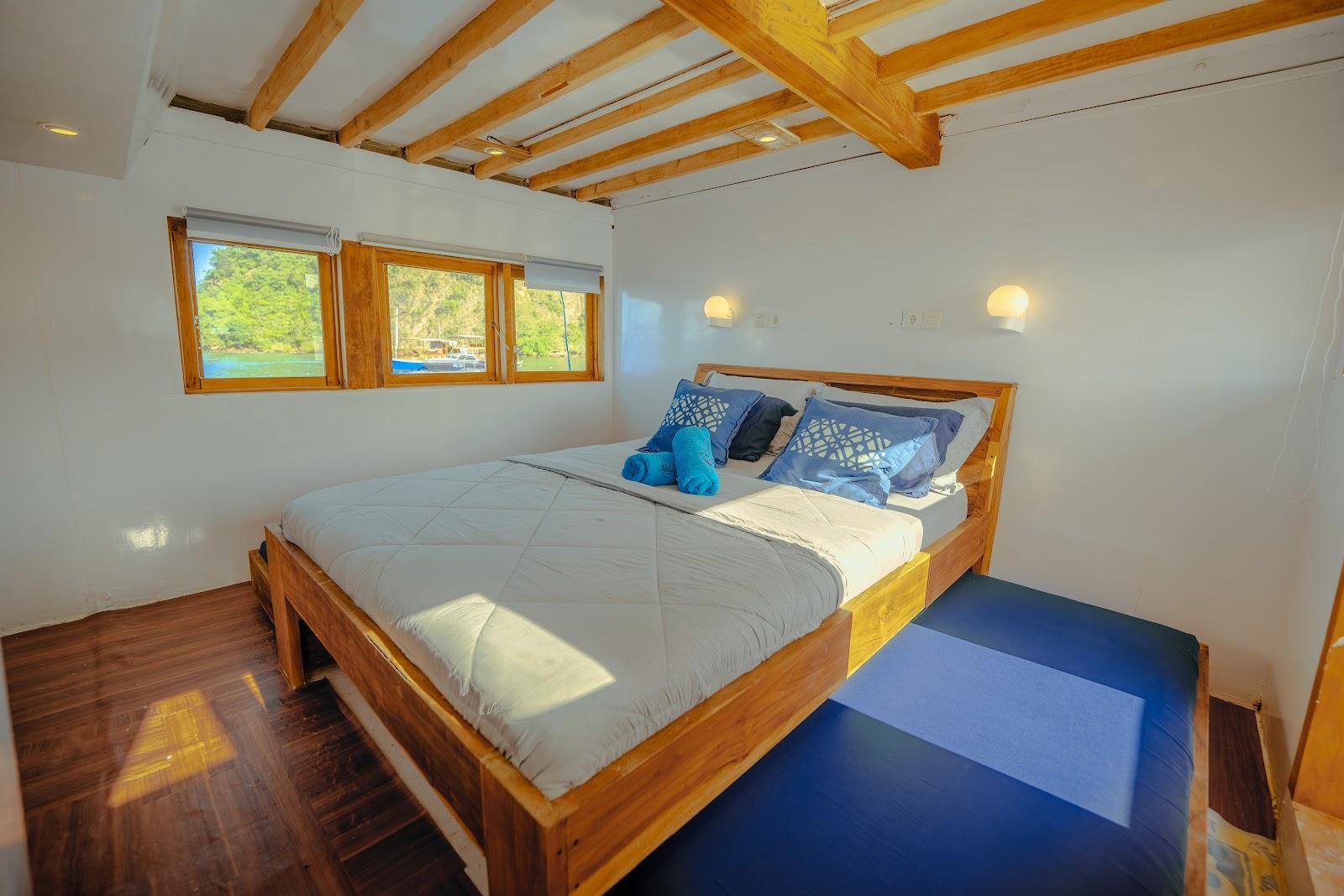 Lamborajo 1 — 6-Master Ocean (2) - Queenbed + 2x Extra Bed , Private bathroom (image 10)