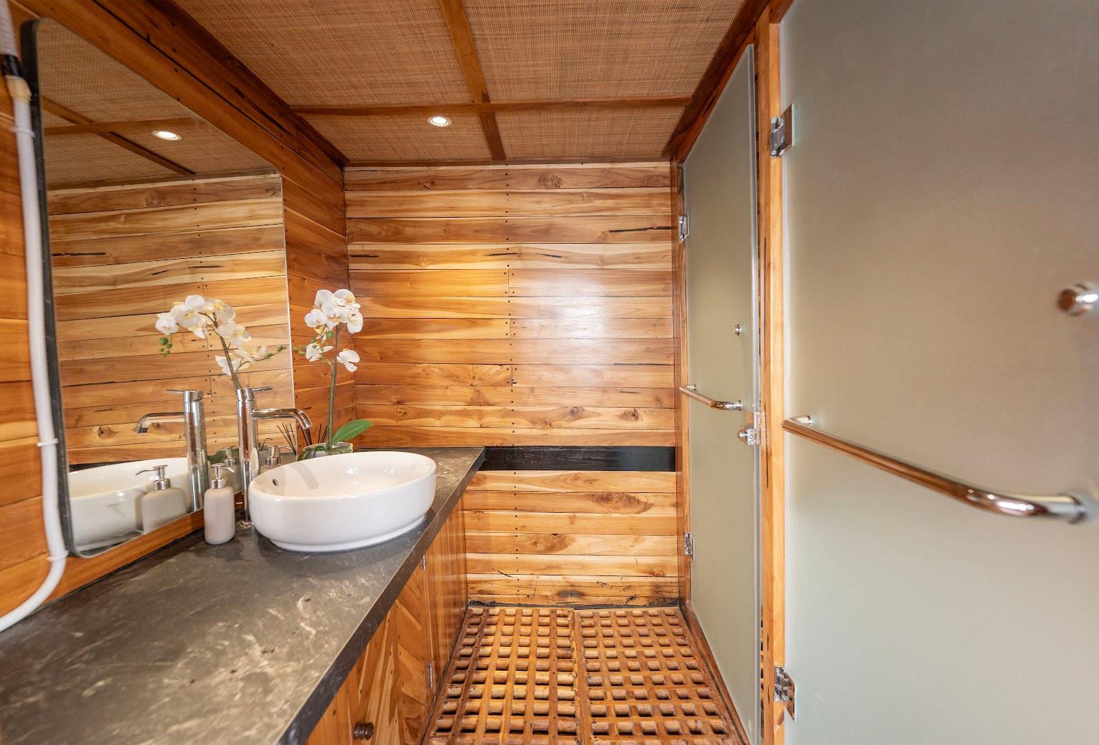 Lamborajo 3 — Cabin 7 (Royal Master - Queen bed + Extra 2x Single Bed + private bathroom and jacuzzi) (image 4)