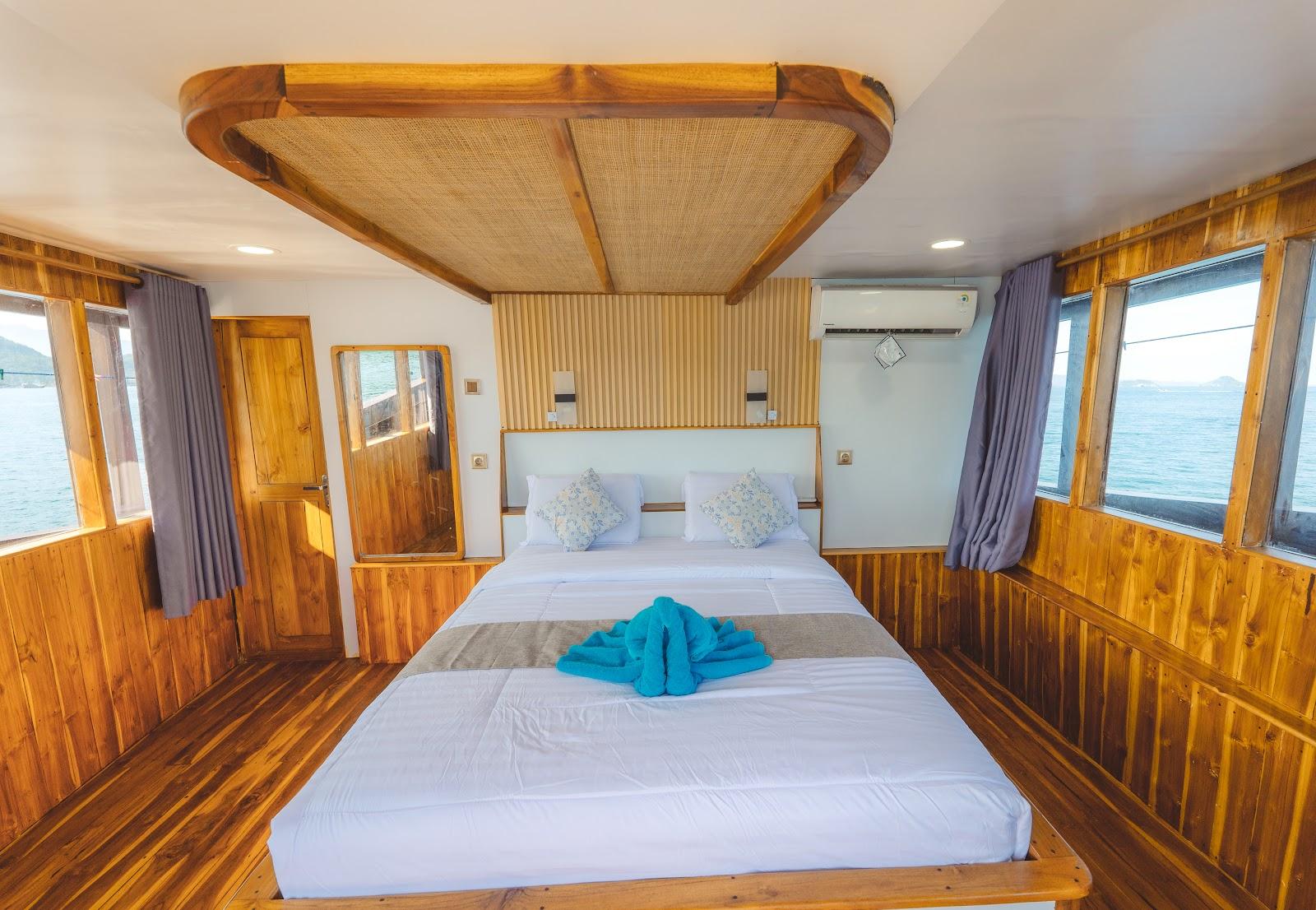 Lamborajo 2 — 6-Family Ocean-(1) Queen bed + 2xExtra Bed -Private bathroom (image 2)