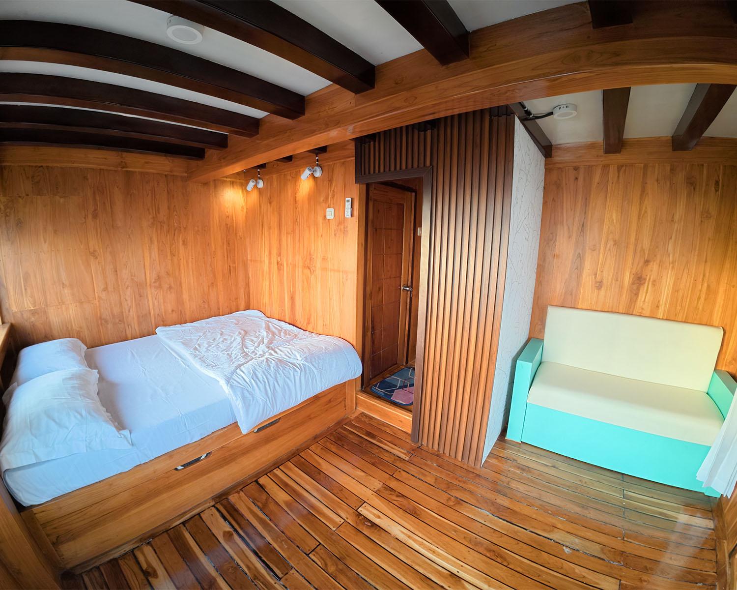 Alfathran 3 — Cabin 1-2 : Senggigi Room (Queen Bed + 3x Extra Bed, Private Bathroom, Balcony) (image 3)