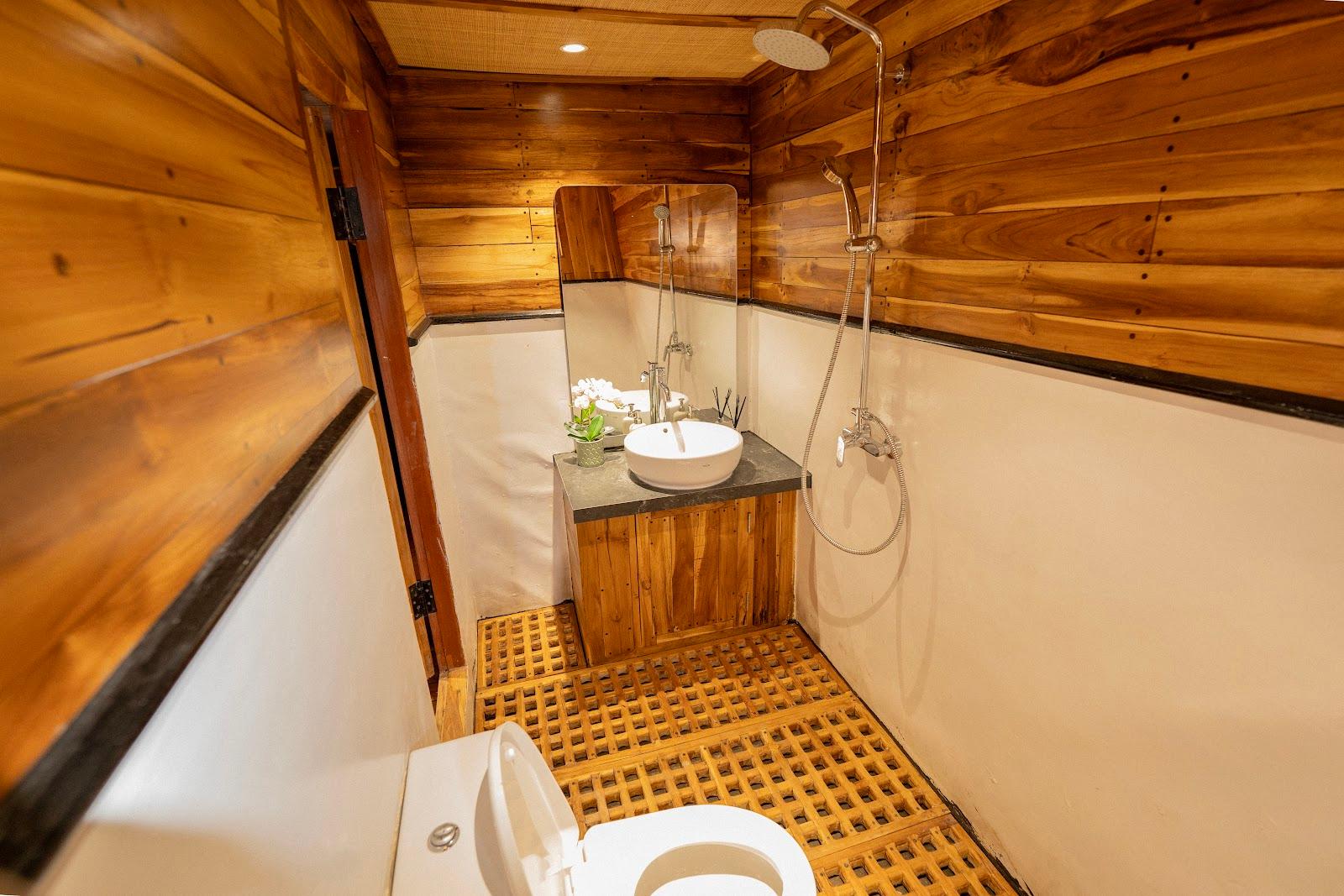 Lamborajo 3 — Cabin 3 (superior cabin - queen bed + private bathroom) (image 2)