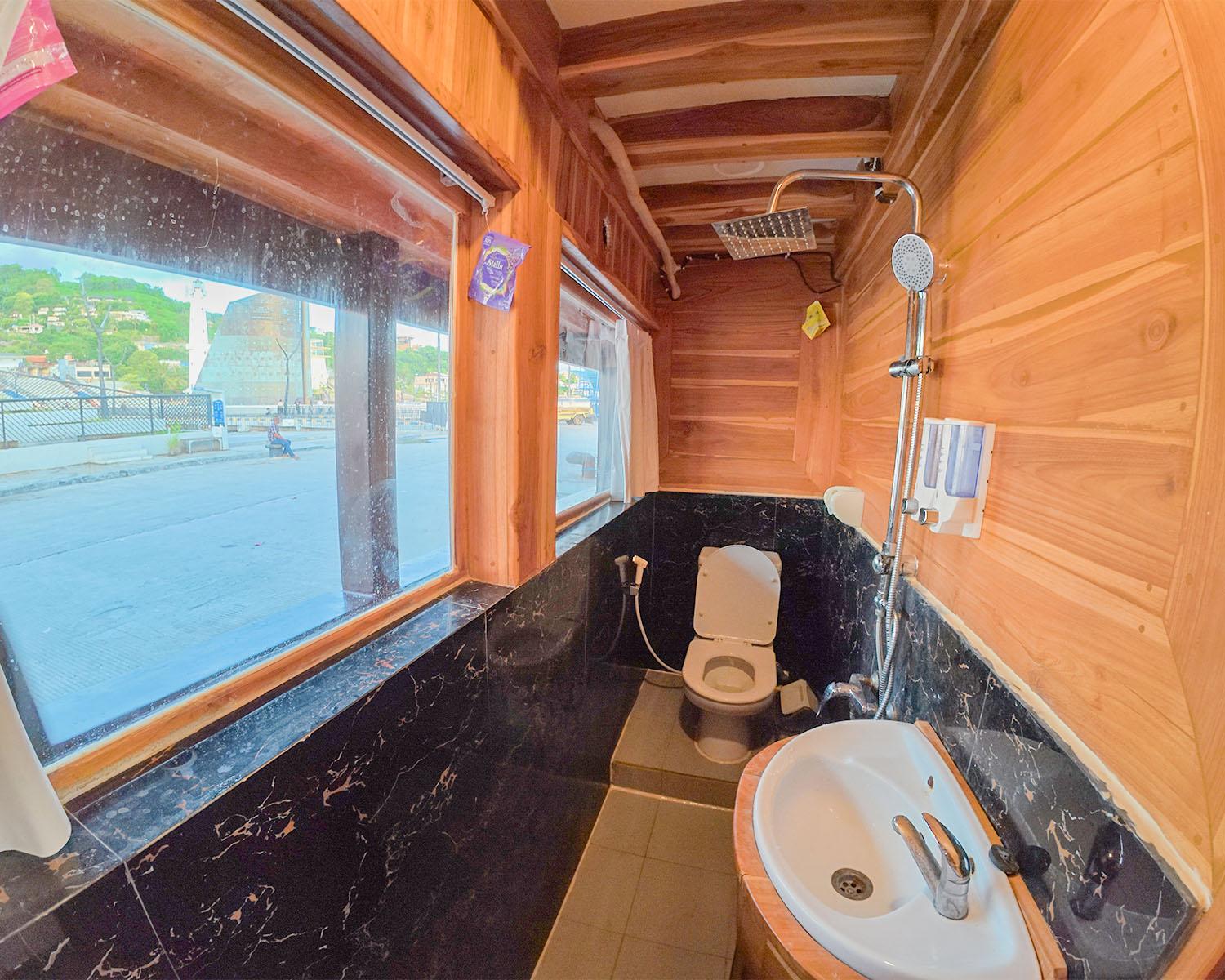 Alfathran 3 — Cabin 6 : Rinjani 01 Room (2x Queen Bed) (image 2)