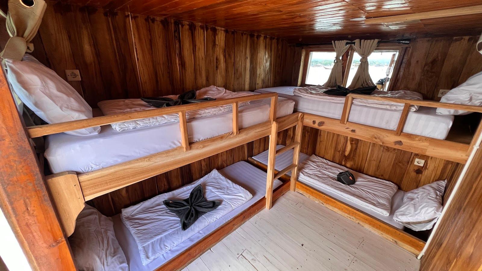 Flores Utama — share cabin 3 (4x Single Bunk Bed) (image 3)