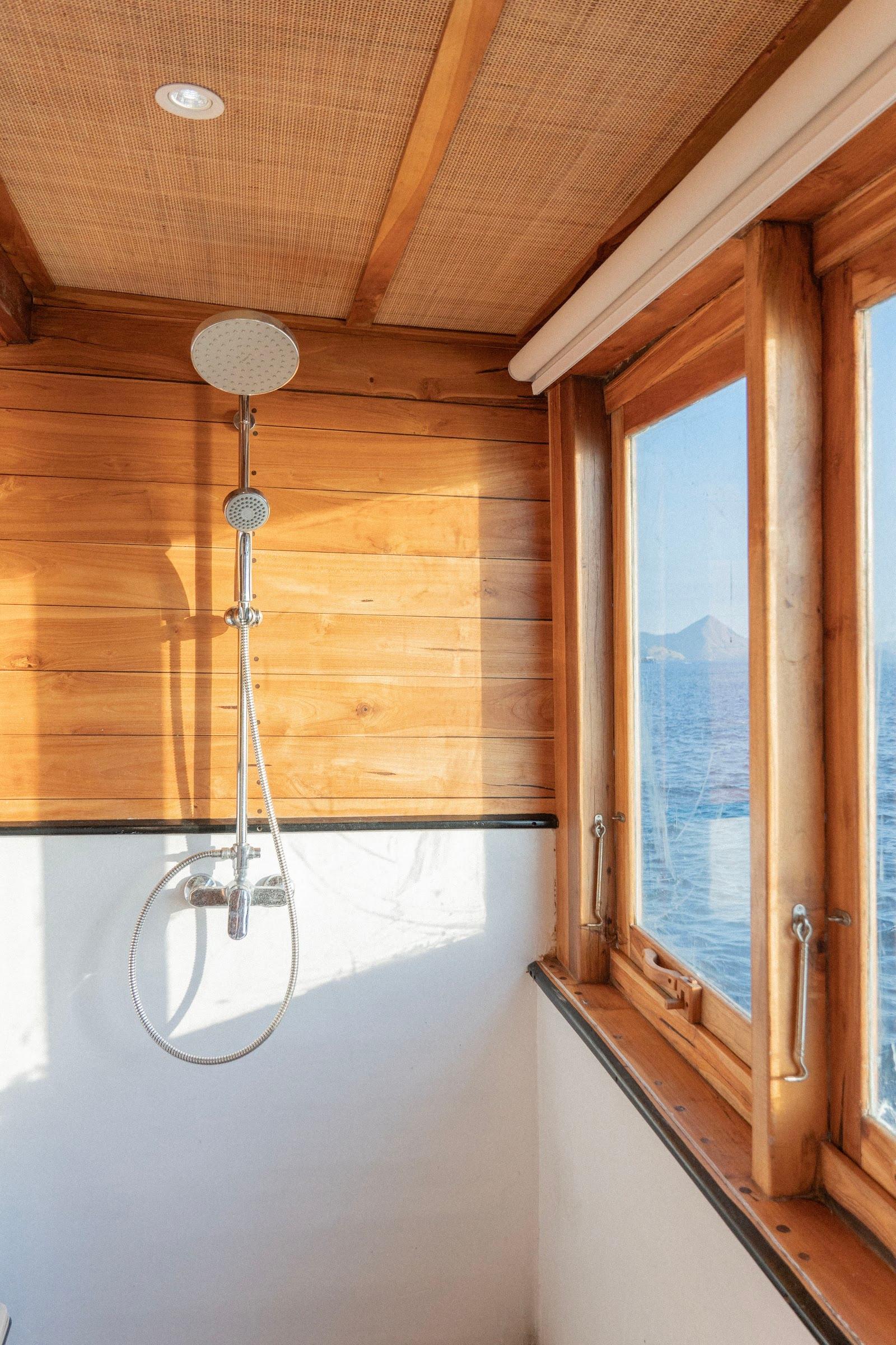 Lamborajo 3 — Cabin 5 (Master Ocean - Queen bed + Extra Single Bed + private bathroom and jacuzzi) (image 1)