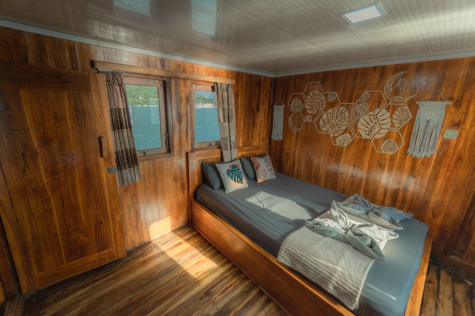 Almadira — CABIN 6- Master Ocean (QueenBed + Extra Queen Bed + Private bathroom) (image 12)