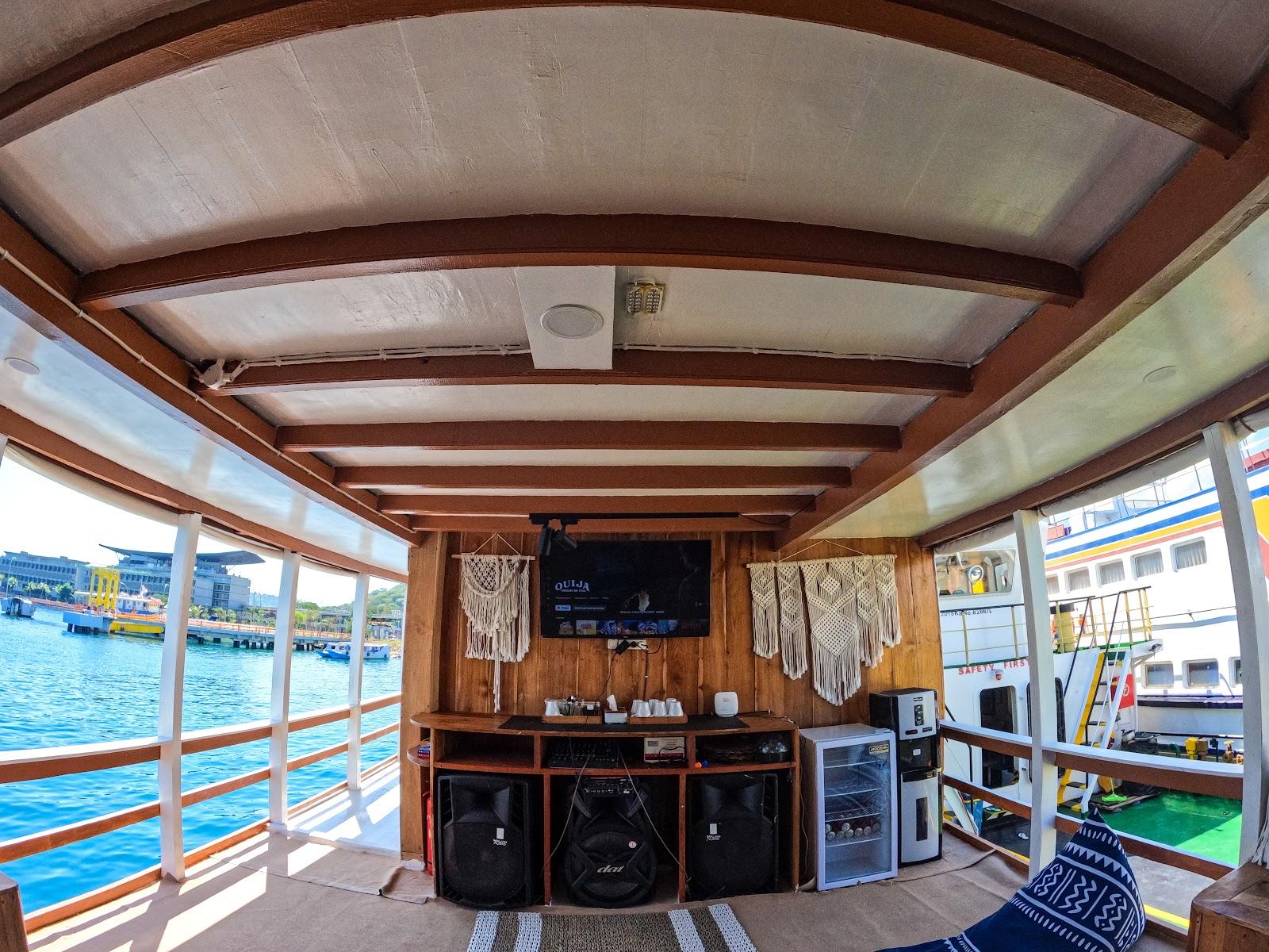 Dinara Live A Board — Entertaint room (image 3)