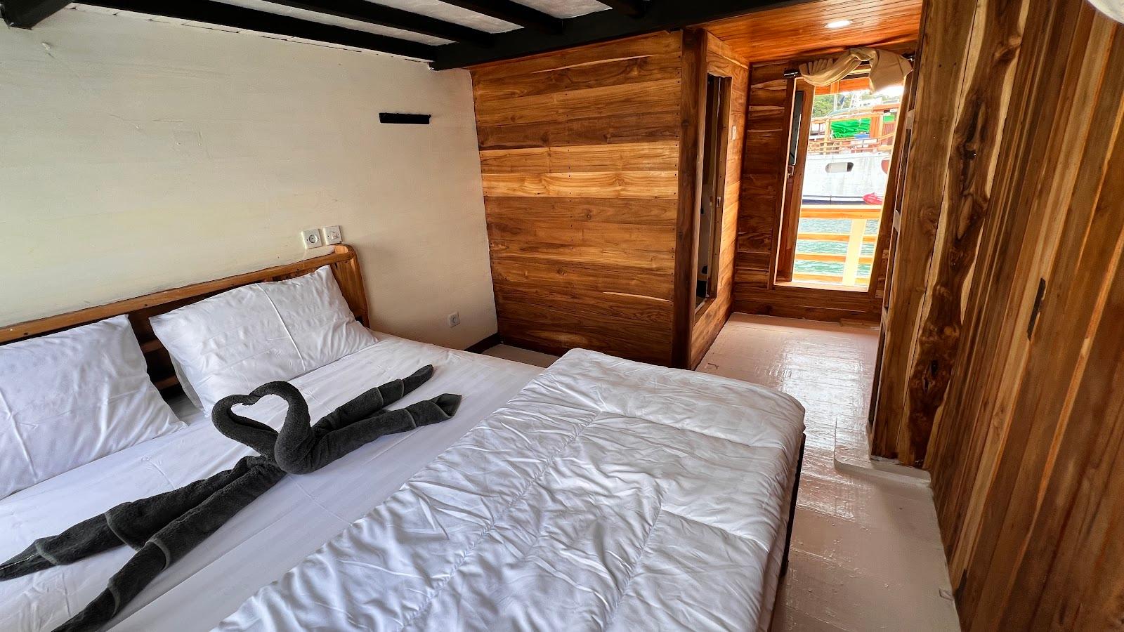 Flores Utama — Master Ocean 1 (Queen Bed + extra bed) (image 7)