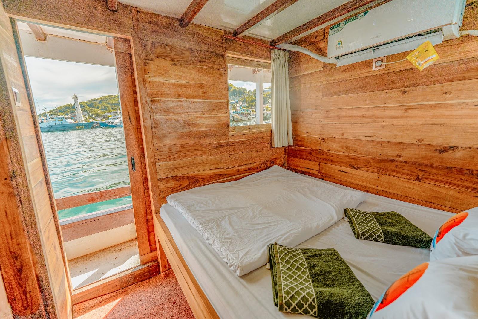 Pesona Bajo — 2-3. Deluxe Double - Queen Bed + Private Bathroom (image 15)